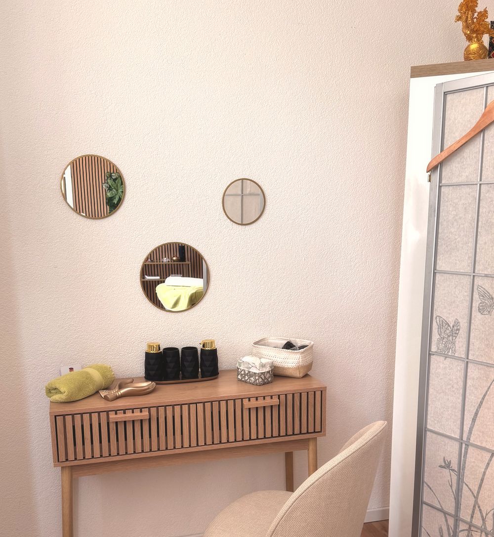 Le coin cabine du cabinet : console, miroirs et paravent pour se changer